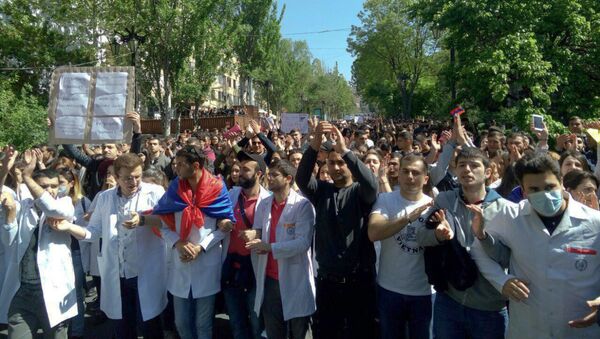 Студенты на улице Абовяна (23 апреля 2018). Еревaн - Sputnik Армения