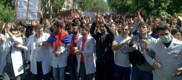 Студенты на улице Абовяна (23 апреля 2018). Еревaн - Sputnik Армения