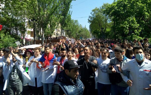 Студенты на улице Абовяна (23 апреля 2018). Ереван - Sputnik Армения