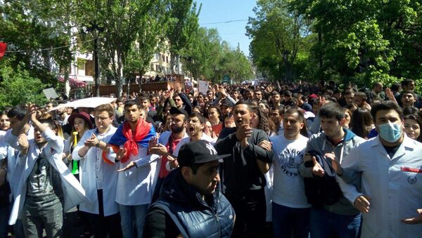 Студенты на улице Абовяна (23 апреля 2018). Ереван - Sputnik Արմենիա