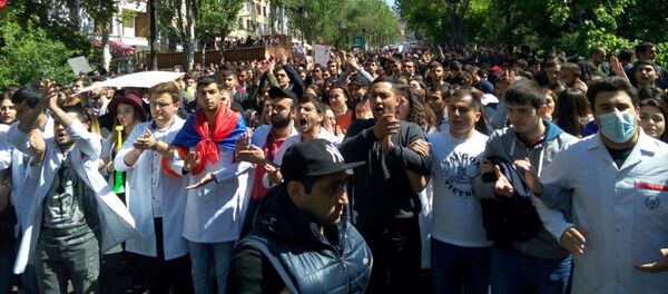 Студенты на улице Абовяна (23 апреля 2018). Ереван Студенты на улице Абовяна (23 апреля 2018). Ереван - Sputnik Արմենիա