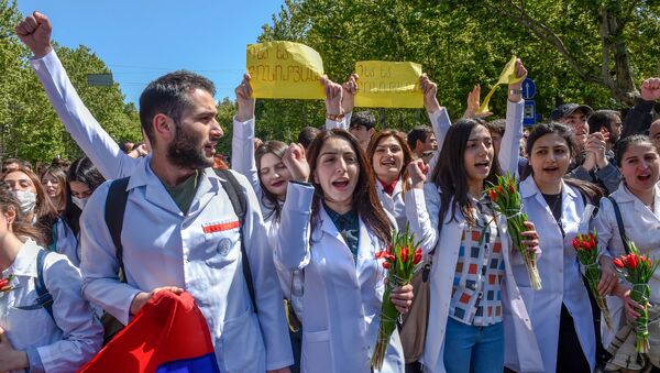 Студенты на площади Франции (23 апреля 2018). Ереван - Sputnik Արմենիա