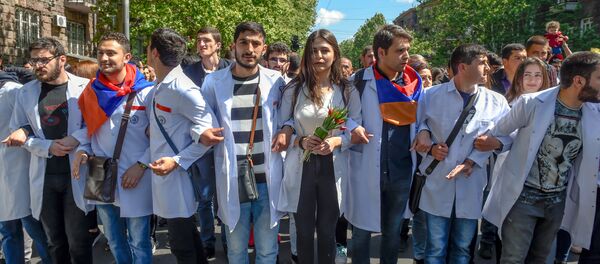 Шествие студентов по проспекту Маштоца (23 апреля 2018). Ереван - Sputnik Армения