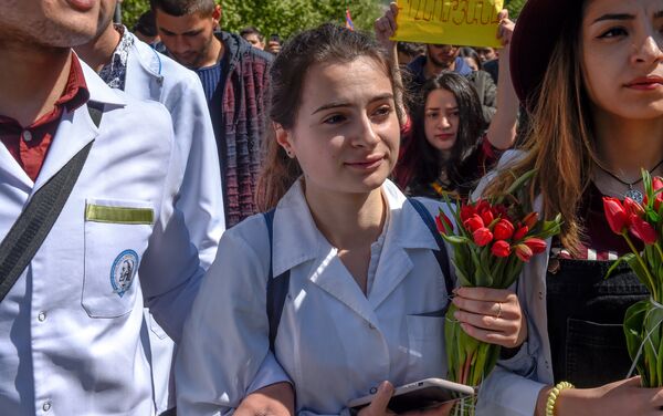 Шествие студентов по проспекту Маштоца (23 апреля 2018). Ереван - Sputnik Армения