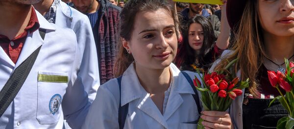 Шествие студентов по проспекту Маштоца (23 апреля 2018). Ереван - Sputnik Армения