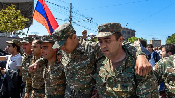 Протестующие в военной форме присоединились к шествию студентов (23 апреля 2018). Ереван - Sputnik Армения