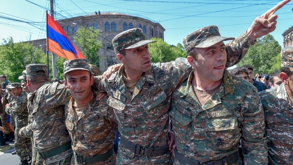 Протестующие в военной форме присоединились к шествию студентов (23 апреля 2018). Ереван - Sputnik Արմենիա