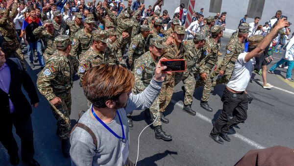 Протестующие в военной форме присоединились к шествию студентов (23 апреля 2018). Ереван - Sputnik Արմենիա