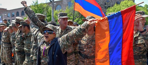 Протестующие в военной форме присоединились к шествию студентов (23 апреля 2018). Ереван Протестующие в военной форме присоединились к шествию студентов (23 апреля 2018). Ереван - Sputnik Արմենիա