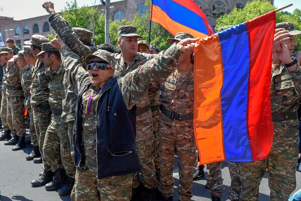 Протестующие в военной форме присоединились к шествию студентов (23 апреля 2018). Ереван - Sputnik Армения