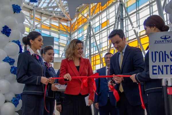 Первый советник посольства Франции в Армении Клер ло Лешер и начальник главного управления ГА РА Сергей Аветисян на презентации рейса авиакомпании Armenia Ереван-Лион (23 апреля 2018). Аэропорт Звартноц - Sputnik Армения