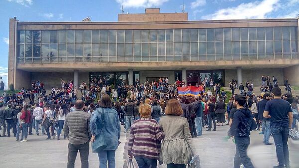 Протестующие на Театральной площади (23 апреля 2018). Гюмри - Sputnik Армения