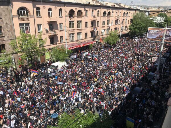 Шествие на улице Гарегина Нжде (23 апреля 2018). Ереван - Sputnik Армения