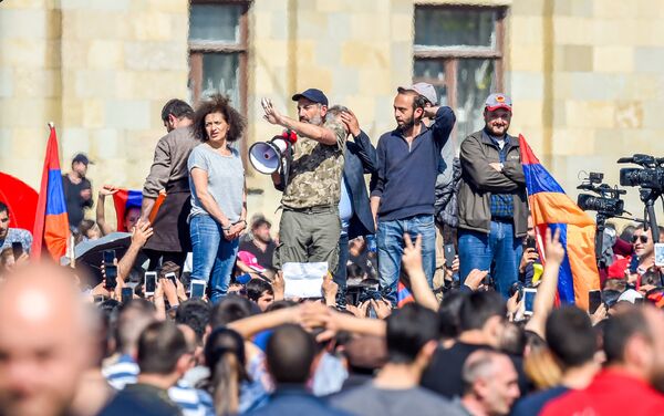 Никол Пашинян, Арарат Мирзоян на Площади Республики (23 апреля 2018). Ереван - Sputnik Армения