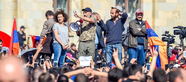 Никол Пашинян, Арарат Мирзоян на Площади Республики (23 апреля 2018). Ереван Никол Пашинян, Арарат Мирзоян на Площади Республики (23 апреля 2018). Ереван - Sputnik Արմենիա