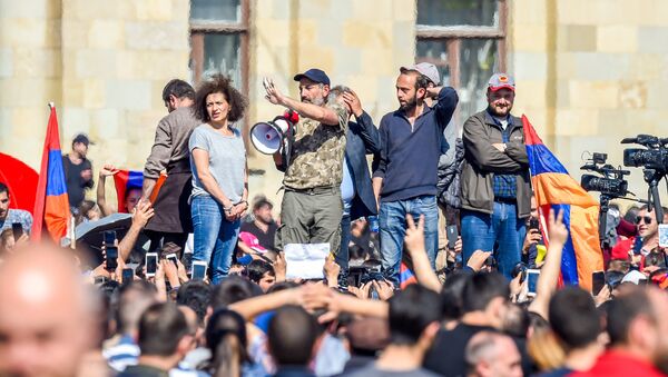 Никол Пашинян, Арарат Мирзоян на Площади Республики (23 апреля 2018). Ереван - Sputnik Армения