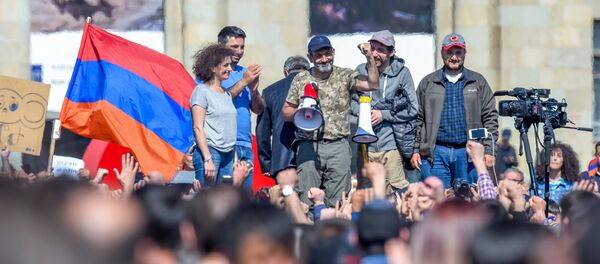 Никол Пашинян, Анна Акопян, Арен Симонян и Айк Марукян Арарат Мирзоян на Площади Республики (23 апреля 2018). Ереван - Sputnik Армения