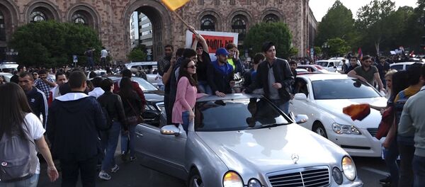 Армяне гуляют по центральным улицам Еревана после отставки премьер-министра Сержа Саргсяна Армяне гуляют по центральным улицам Еревана после отставки премьер-министра Сержа Саргсяна - Sputnik Армения