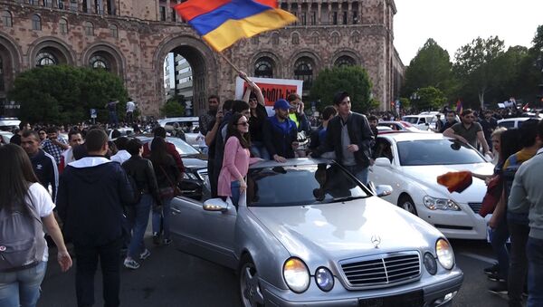 Армяне гуляют по центральным улицам Еревана после отставки премьер-министра Сержа Саргсяна - Sputnik Армения