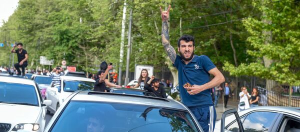 Проспект Маштоца после информации об отставке Сержа Саргсяна с поста Премьер-министра страны (23 апреля 2018). Ереван Проспект Маштоца после информации об отставке Сержа Саргсяна с поста Премьер-министра страны (23 апреля 2018). Ереван - Sputnik Արմենիա