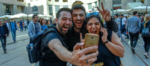 Северный проспект после информации об отставке Сержа Саргсяна с поста Премьер-министра страны (23 апреля 2018). Ереван - Sputnik Армения