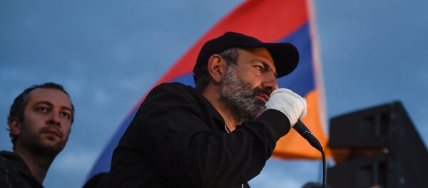 Лидер оппозиционной фракции Никол Пашинян во время митинга на площади Республики (23 апреля 2018). Ереван - Sputnik Армения