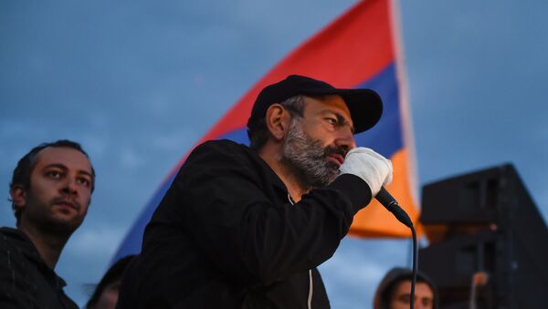 Лидер оппозиционной фракции Никол Пашинян во время митинга на площади Республики (23 апреля 2018). Ереван - Sputnik Արմենիա