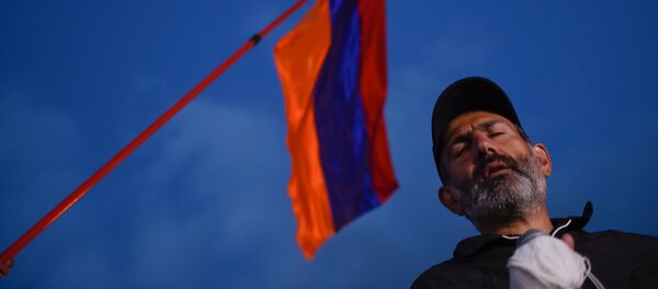 Лидер оппозиционной фракции Никол Пашинян во время митинга на площади Республики (23 апреля 2018). Ереван - Sputnik Армения