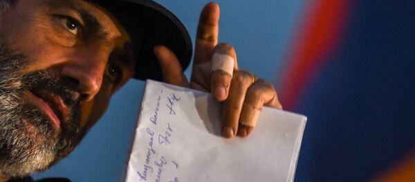 Лидер оппозиционной фракции Никол Пашинян во время митинга на площади Республики (23 апреля 2018). Ереван - Sputnik Армения