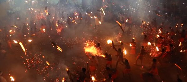 СПУТНИК_Факельную битву устроили в Индии СПУТНИК_Факельную битву устроили в Индии - Sputnik Армения