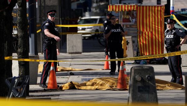 Сотрудники полиции на месте, где фургон ударил нескольких человек на главном перекрестке в Северном Торонто (23 апреля 2018). Онтарио, Канада - Sputnik Արմենիա