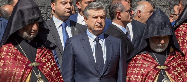 Врио Премьер-министра Армении Карен Карапетян в мемориальном комплексе Цицернакаберд (24 апреля 2018). Ереван - Sputnik Արմենիա