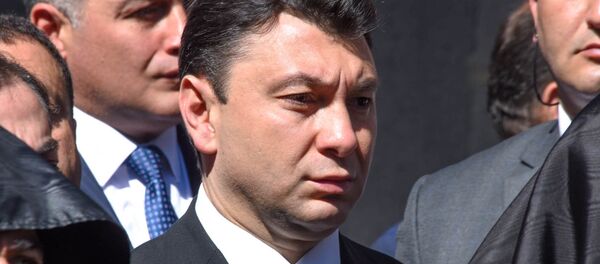 Заместитель Председателя Национального Собрания Армении Эдуард Шармазанов в мемориальном комплексе Цицернакаберд (24 апреля 2018). Ереван - Sputnik Արմենիա