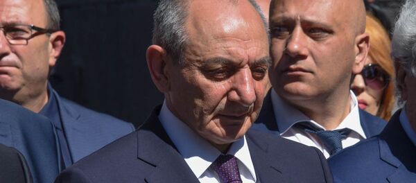 Президент Арцаха Бако Саакян в мемориальном комплексе Цицернакаберд (24 апреля 2018). Ереван - Sputnik Армения