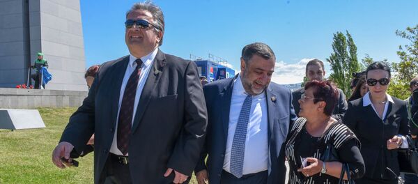 Рубен Варданян в мемориальном комплексе Цицернакаберд (24 апреля 2018). Ереван Рубен Варданян в мемориальном комплексе Цицернакаберд (24 апреля 2018). Ереван - Sputnik Արմենիա