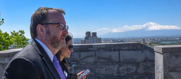 Посол США Ричард Миллс в мемориальном комплексе Цицернакаберд (24 апреля 2018). Ереван - Sputnik Արմենիա