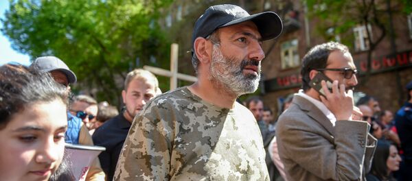 Лидер оппозиционной фракции Елк Никол Пашинян на шпествии в Цицернакаберд (24 апреля 2018). Ереван Лидер оппозиционной фракции Елк Никол Пашинян на шпествии в Цицернакаберд (24 апреля 2018). Ереван - Sputnik Армения