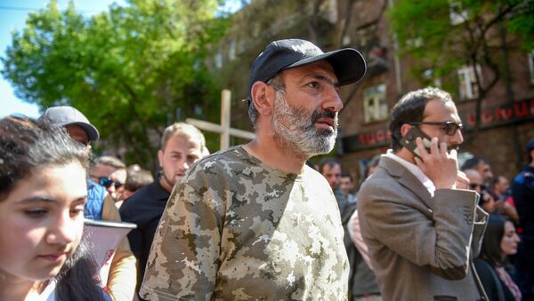 Лидер оппозиционной фракции Елк Никол Пашинян на шествии в Цицернакаберд (24 апреля 2018). Ереван - Sputnik Армения