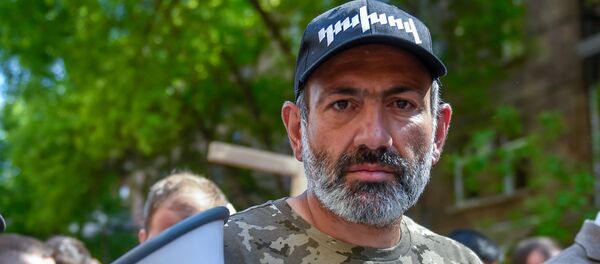 Лидер оппозиционной фракции Елк Никол Пашинян на шествии в Цицернакаберд (24 апреля 2018). Ереван - Sputnik Армения