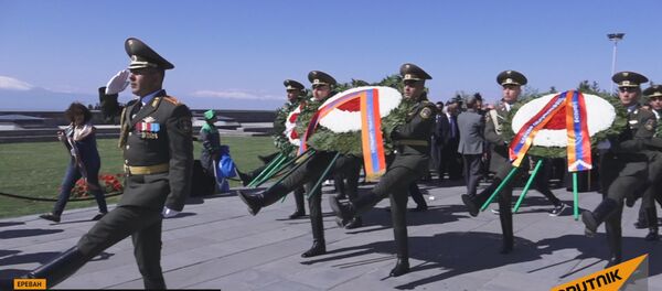 Официальные лица Армении возложили цветы у мемориала Цицернакаберд Официальные лица Армении возложили цветы у мемориала Цицернакаберд - Sputnik Армения