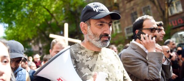 Лидер оппозиционной фракции Елк Никол Пашинян на шествии в Цицернакаберд (24 апреля 2018). Ереван - Sputnik Армения