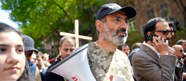 Лидер оппозиционной фракции Елк Никол Пашинян на шествии в Цицернакаберд (24 апреля 2018). Ереван Лидер оппозиционной фракции Елк Никол Пашинян на шествии в Цицернакаберд (24 апреля 2018). Ереван - Sputnik Արմենիա