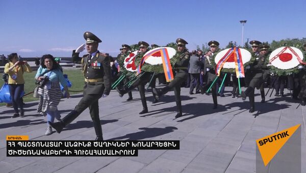 ՀՀ խաշտոնատար անձինք ծաղիկներ խոնարհեցին Ծիծեռնակաբերդի հուշահամալիրում - Sputnik Արմենիա