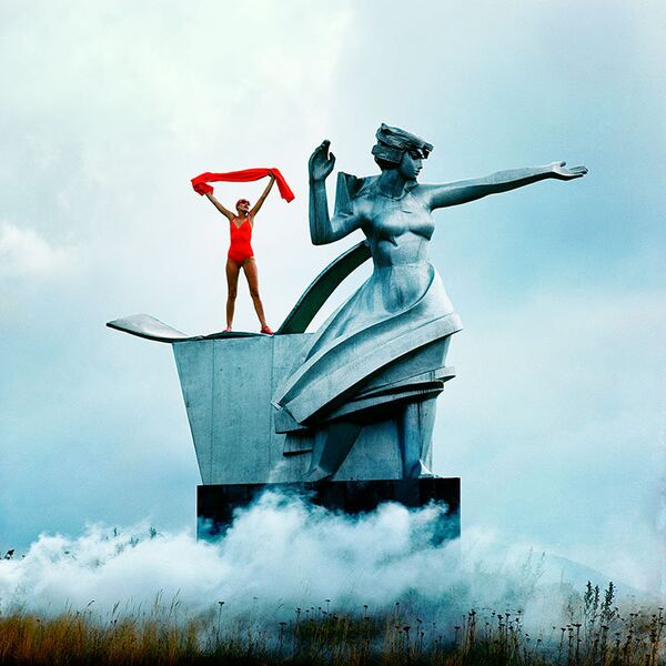 Американская модель Джерри Холл (бывшая жена Мига Джаггера) позирует на статуе Аршалуйс скульптора Ара Арутюняна для британского Vogue (1975 год). Севан, Армянская ССР - Sputnik Армения