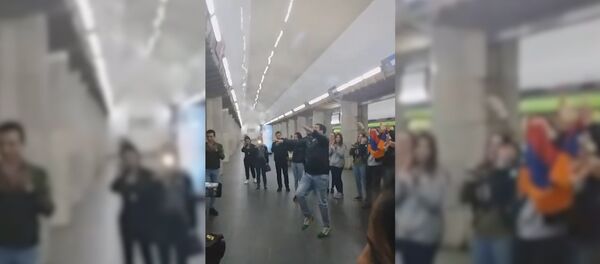 Երիտասարդներն ուրախ «Շալախո» են պարում մետրոյի կայարանում - Sputnik Արմենիա