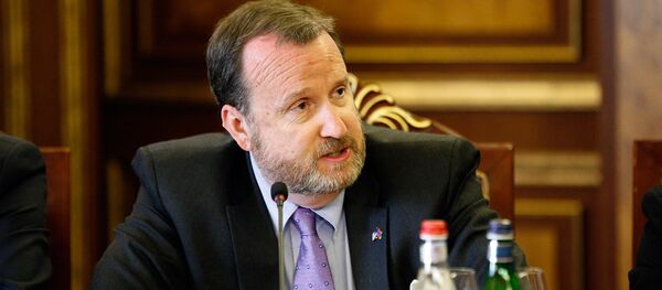 Посол США Ричард Миллс во время встречи и.о. премьер-министра Карена Карапетяна с аккредитованными в Армении послами (24 апреля 2018). Ереван Посол США Ричард Миллс во время встречи и.о. премьер-министра Карена Карапетяна с аккредитованными в Армении послами (24 апреля 2018). Ереван - Sputnik Արմենիա