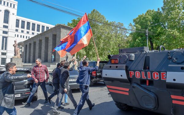 Ситуация на улице Вазгена Саргсяна (25 апреля 2018). Ереван - Sputnik Армения