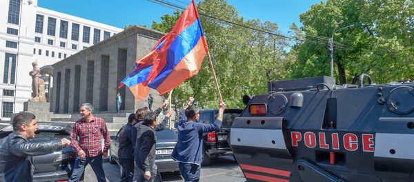 Ситуация на улице Вазгена Саргсяна (25 апреля 2018). Ереван - Sputnik Армения