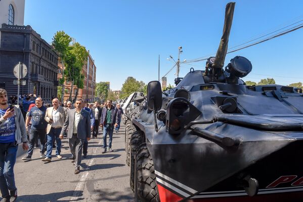 Ситуация на улице Вазгена Саргсяна (25 апреля 2018). Ереван - Sputnik Армения