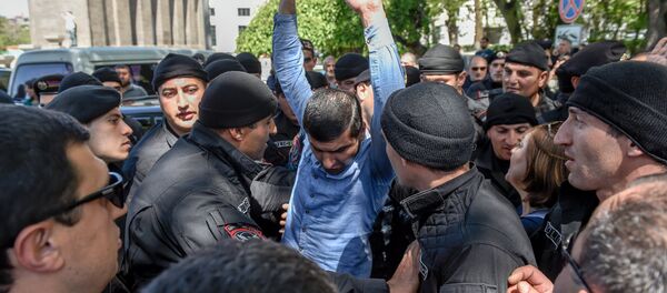 Ситуация на улице Вазгена Саргсяна (25 апреля 2018). Ереван Ситуация на улице Вазгена Саргсяна (25 апреля 2018). Ереван - Sputnik Армения